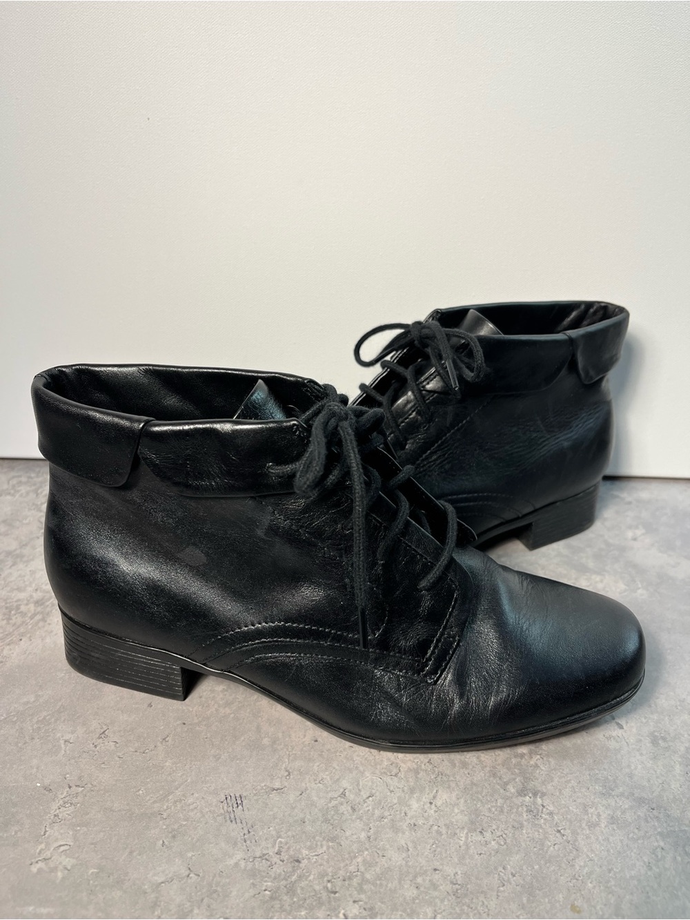 Liz Baker Black Leather Lace Up Cuffed Ankle Boots Vintage Style Size 7W